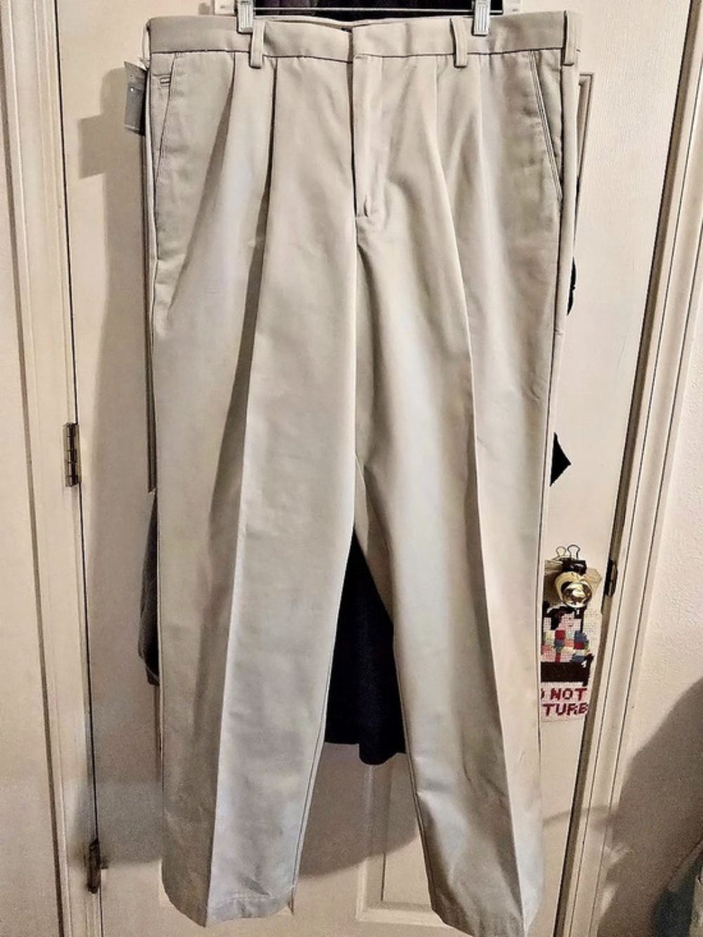 Dockers Men's Chino D4 Relaxed Fit Pleated Pants Chino Pants Beige Waist 40
